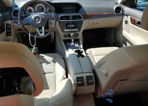 2014 Mercedes-Benz C 300 4Matic z USA, uszkodzony, nr VIN WDDGF8AB4EA934553